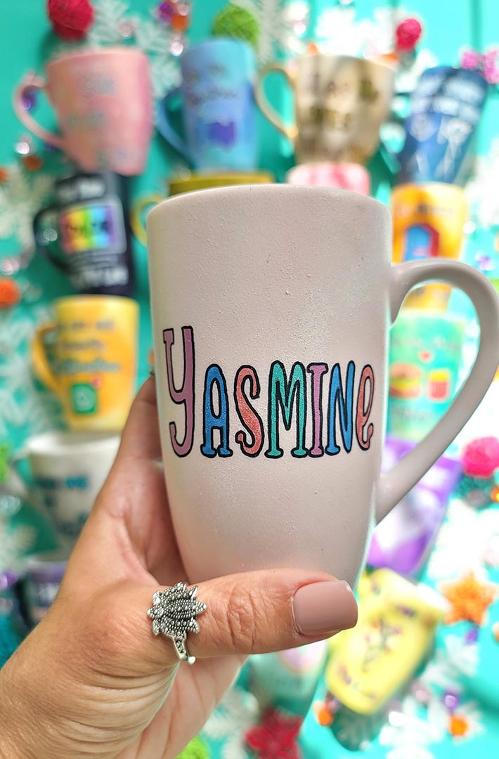 A pale pink mug with the name "Yasmine"